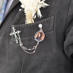 Broche Traje Boda Grado Cruz Plateada Con Foto Personalizable 2